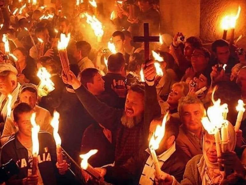 გილოცავთ, მაცხოვრის საფლავზე წმიდა ცეცხლი გარდამოვიდა!